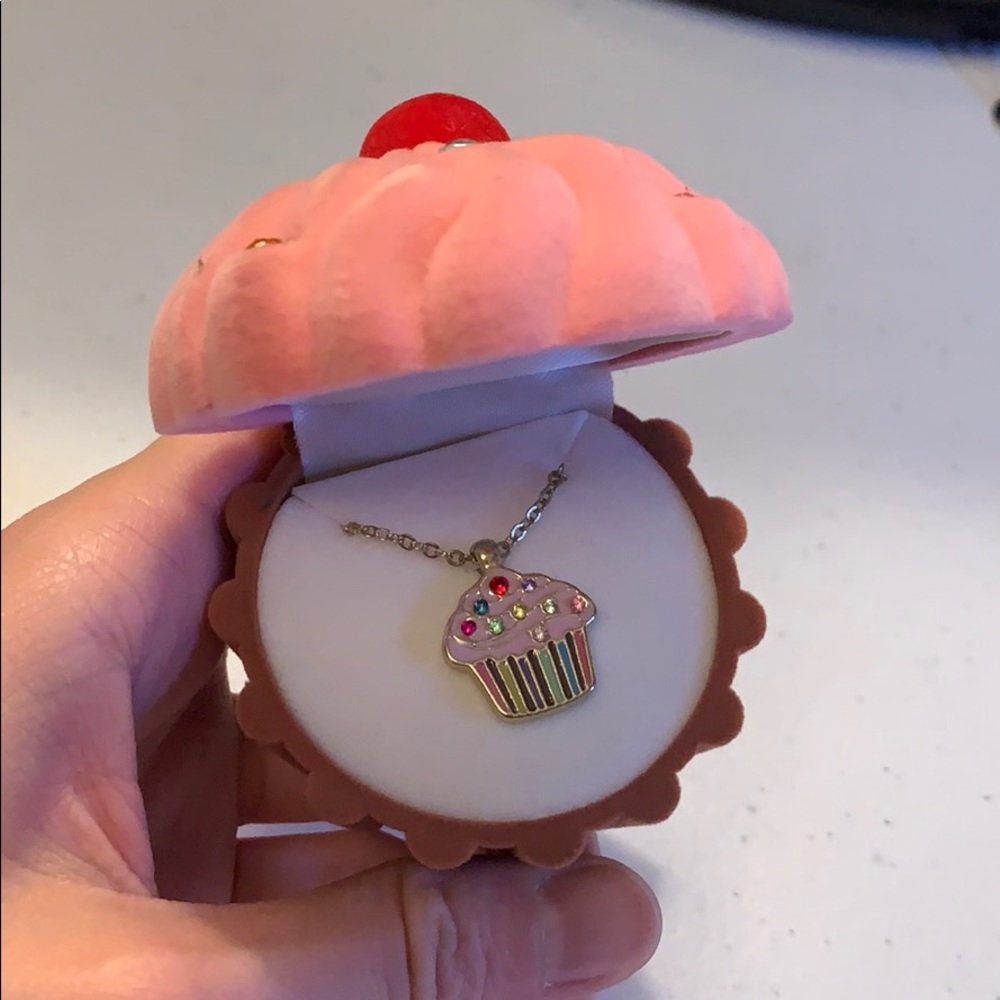 Cupcake necklace! Great Condition!